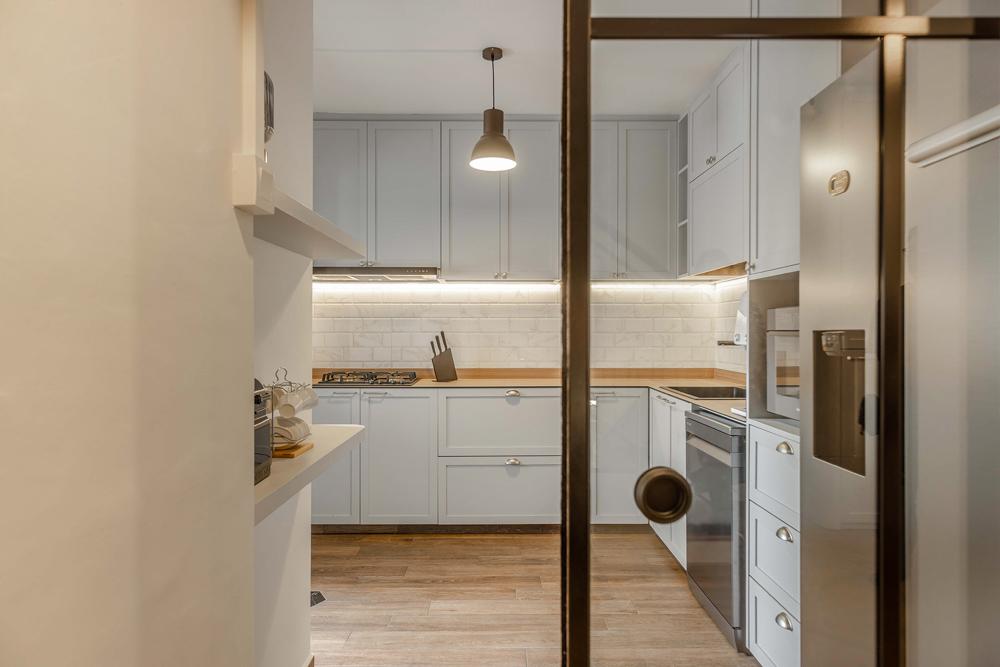 Transitional Kitchen with Countertop and Homogeneous Tiles
