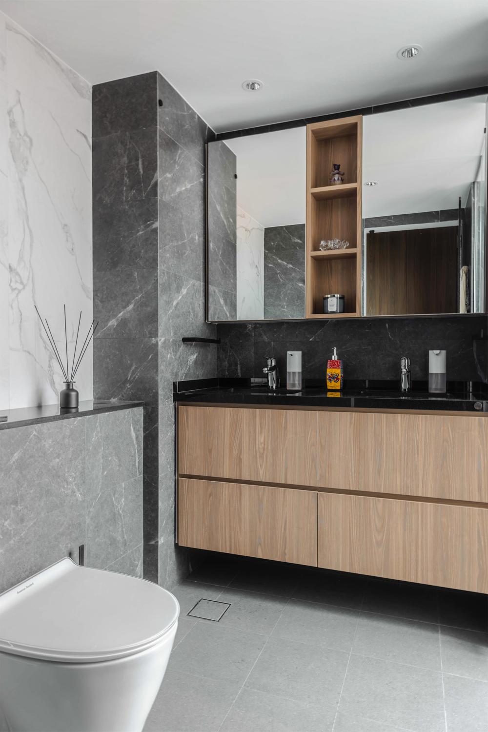 Contemporary Bathroom with Homogeneous Tiles and Mirror