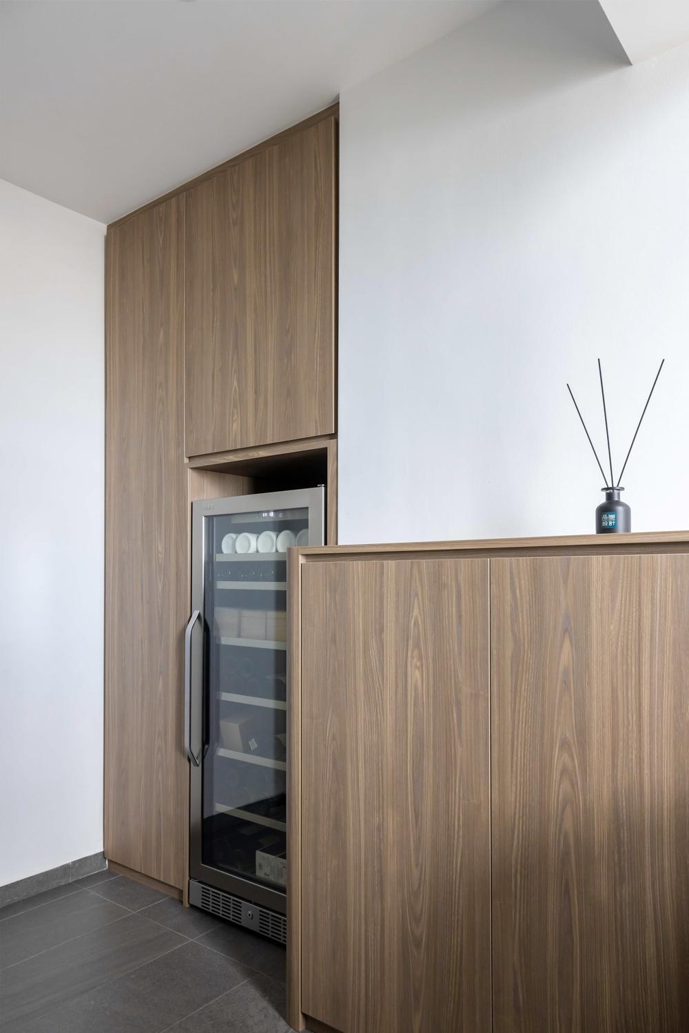 Contemporary Kitchen with Homogeneous Tiles and Storage Cabinets