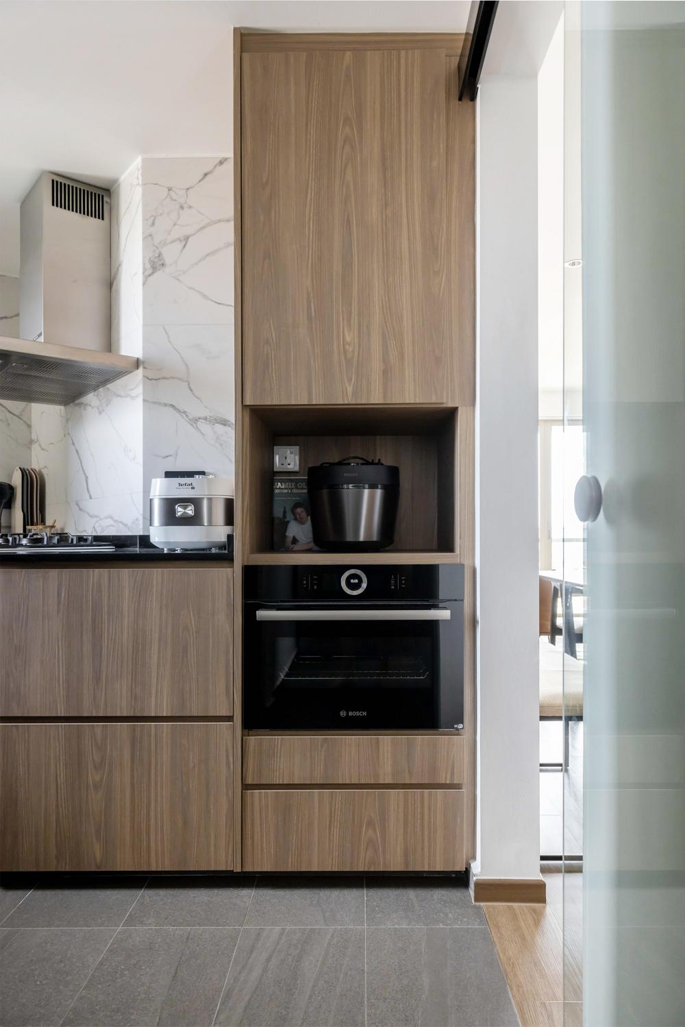 Contemporary Kitchen with Homogeneous Tiles and Kitchen Cabinets