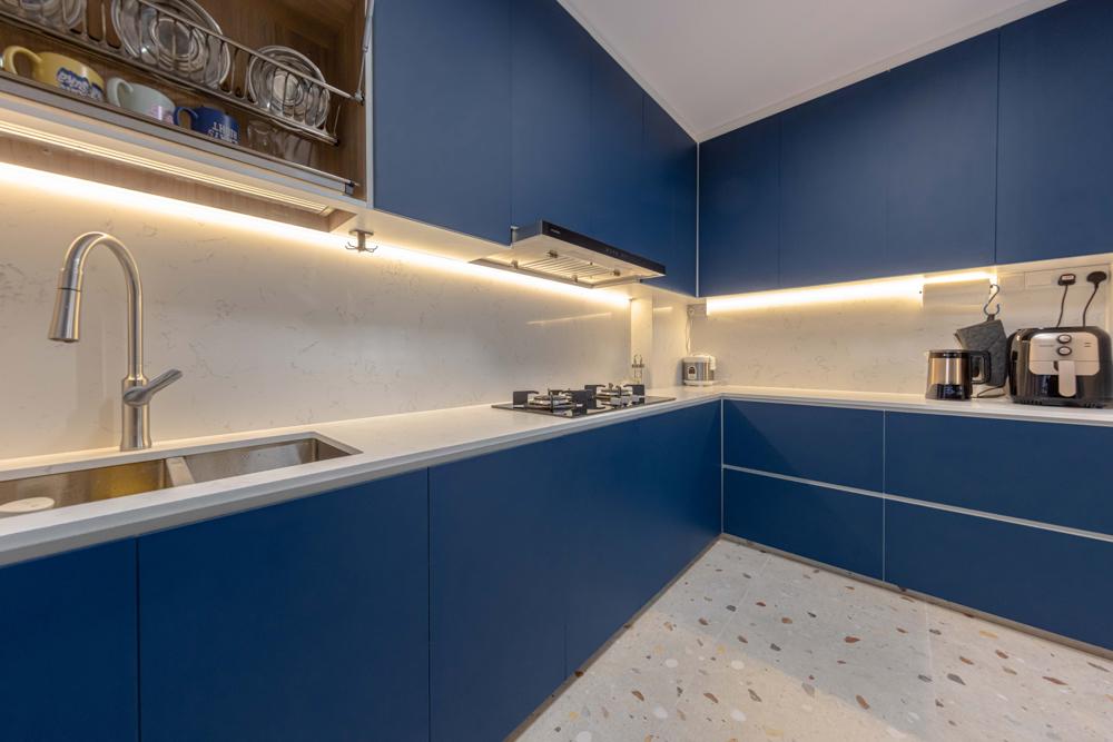 Modern Kitchen with Countertop and Homogeneous Tiles