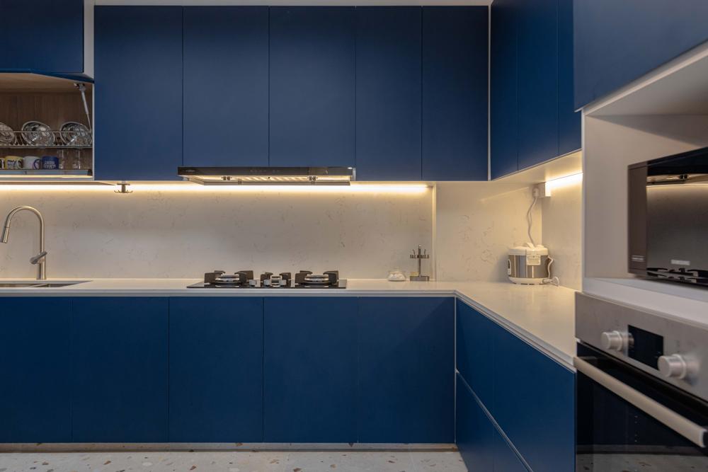 Modern Kitchen with Countertop and Homogeneous Tiles