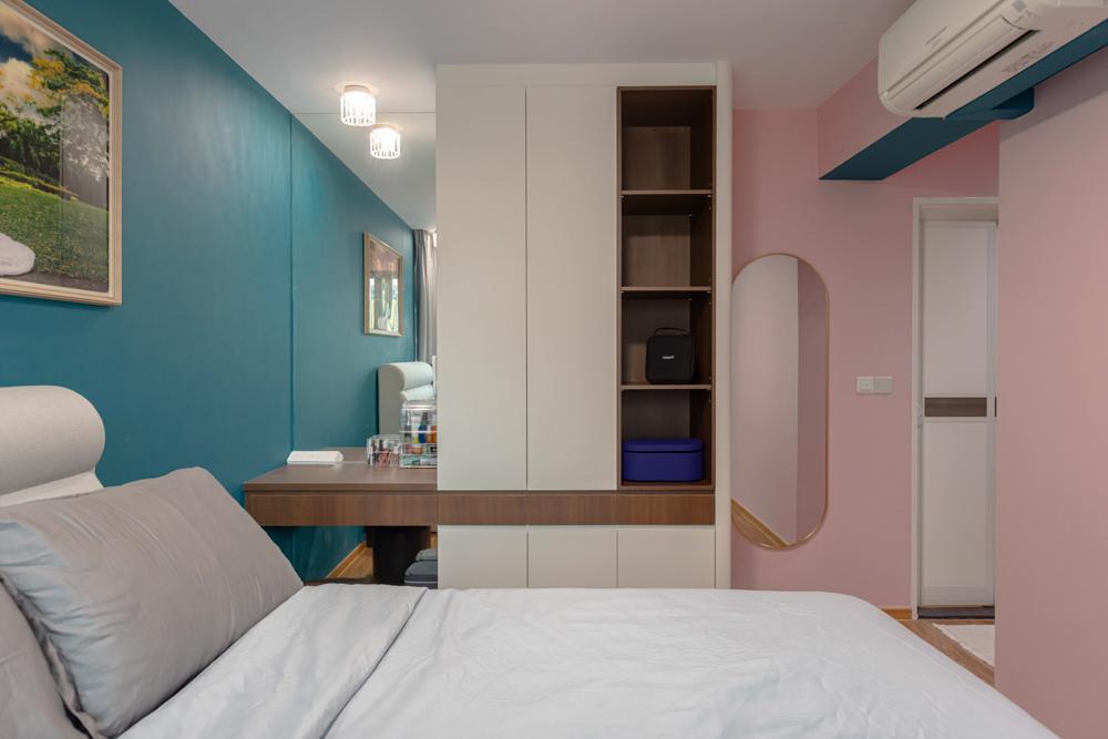 Modern Bedroom with Vinyl Flooring and Mirror