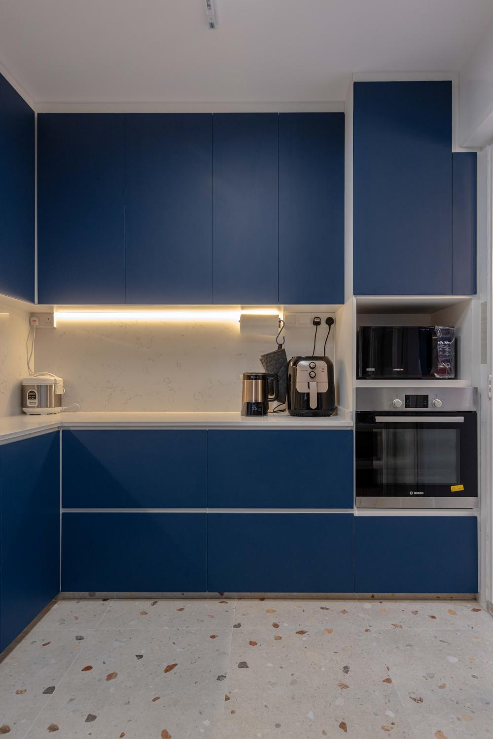 Modern Kitchen with Homogeneous Tiles and Kitchen Cabinets