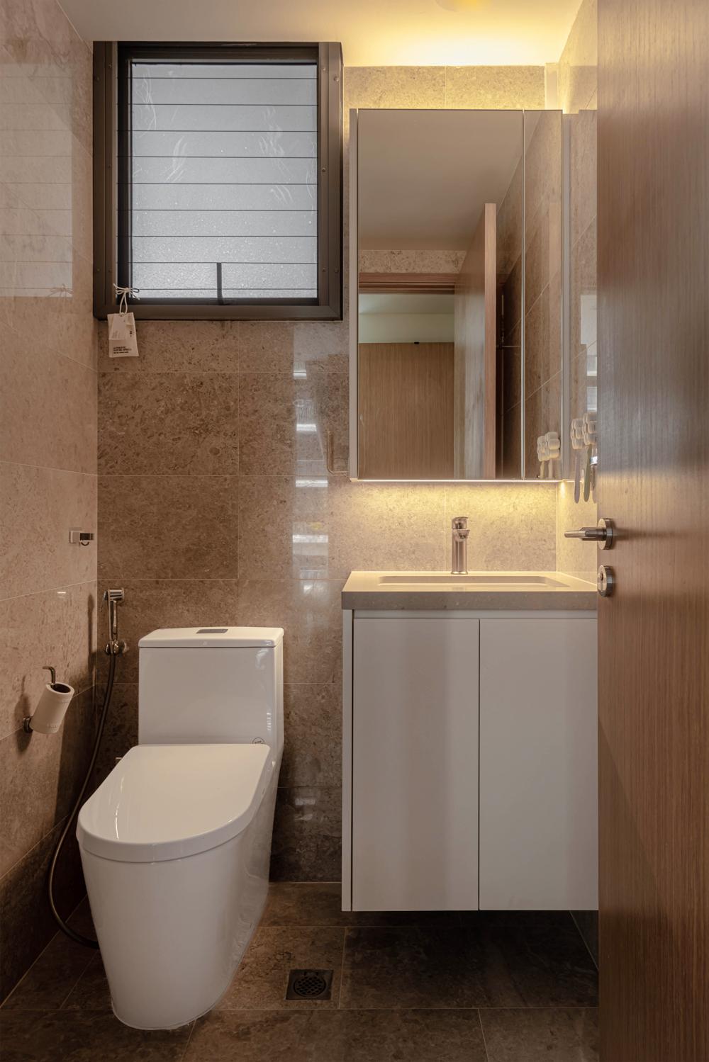 Modern Bathroom with Mirror and Bathroom Storage