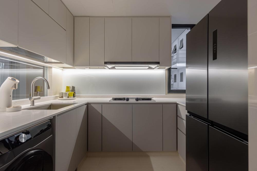 Modern Kitchen with Countertop and Homogeneous Tiles