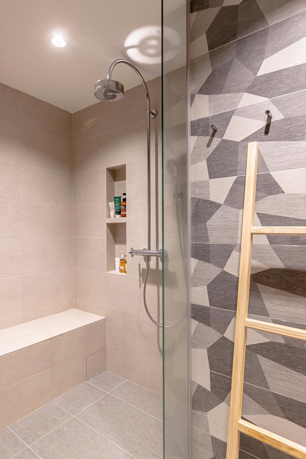 Modern Bathroom with Homogeneous Tiles and Shower Screen