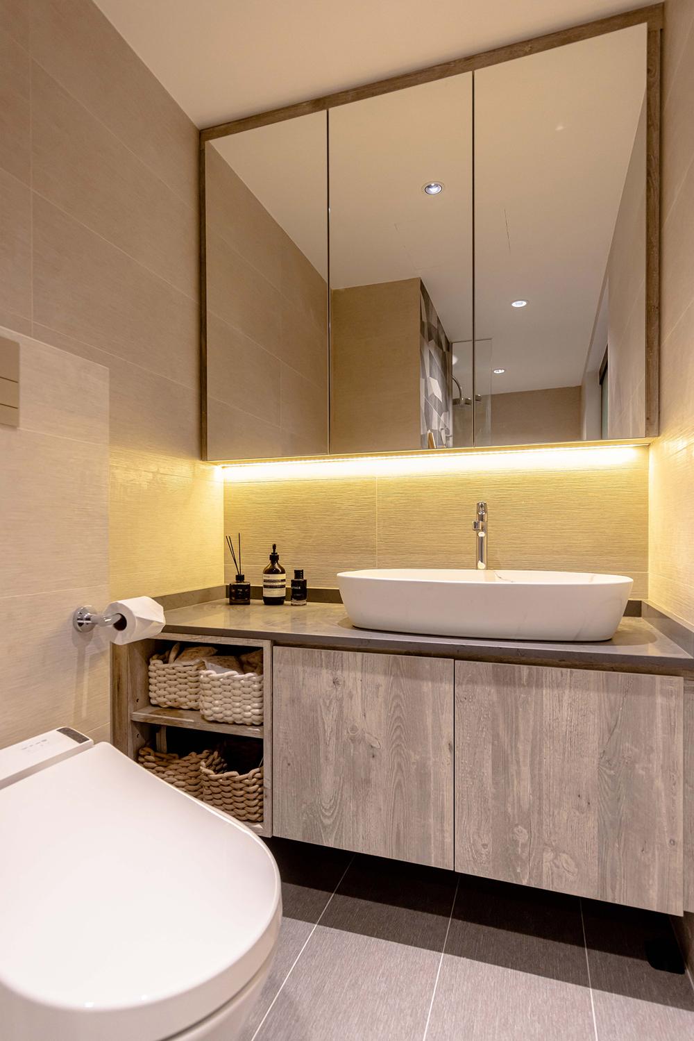 Modern Bathroom with Homogeneous Tiles and Mirror