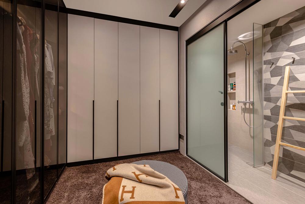 Modern Walk-in Wardrobe with Glass Door and Wardrobe