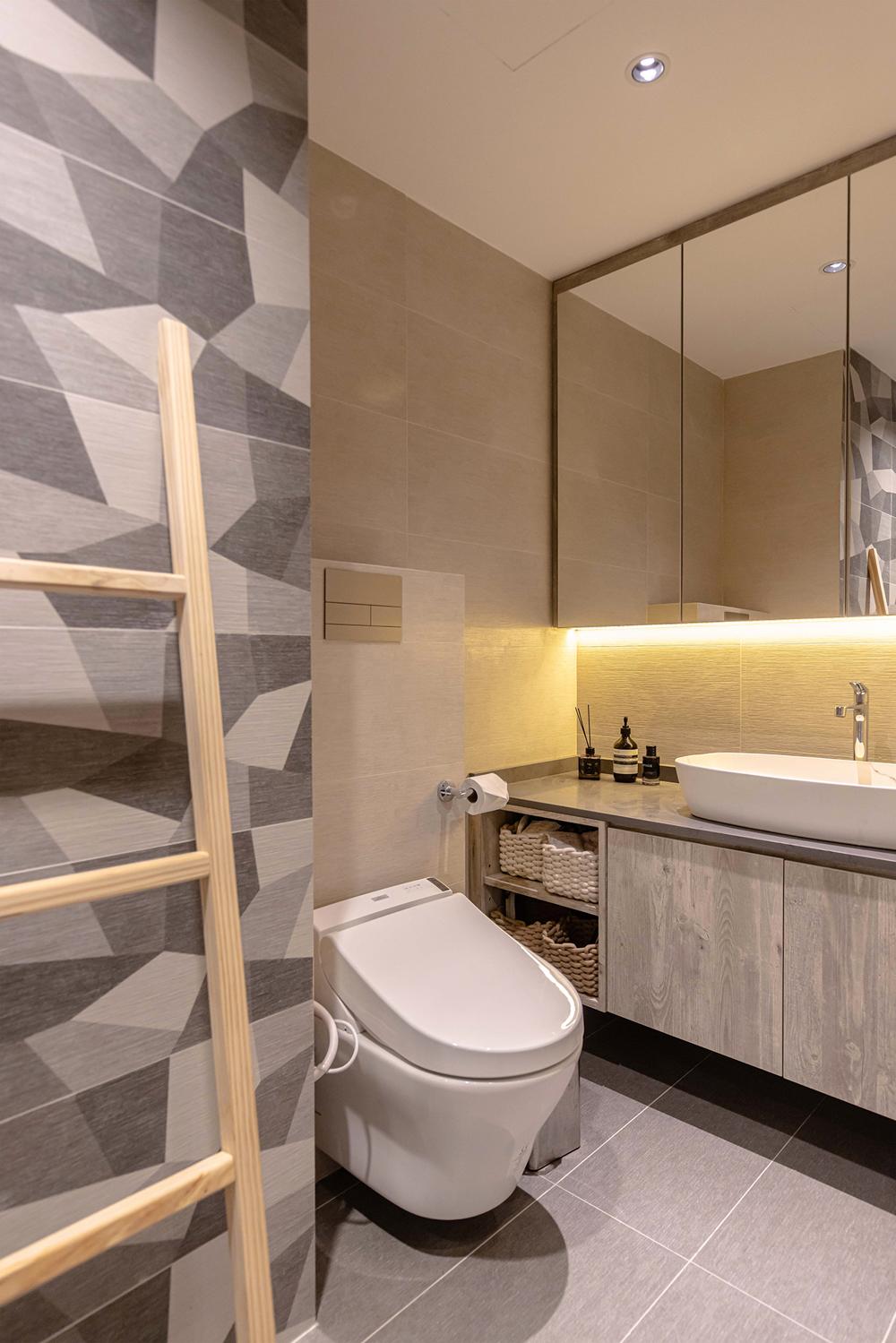 Modern Bathroom with Homogeneous Tiles and Mirror
