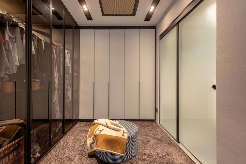 Modern Walk-in Wardrobe with Glass Door and Wardrobe