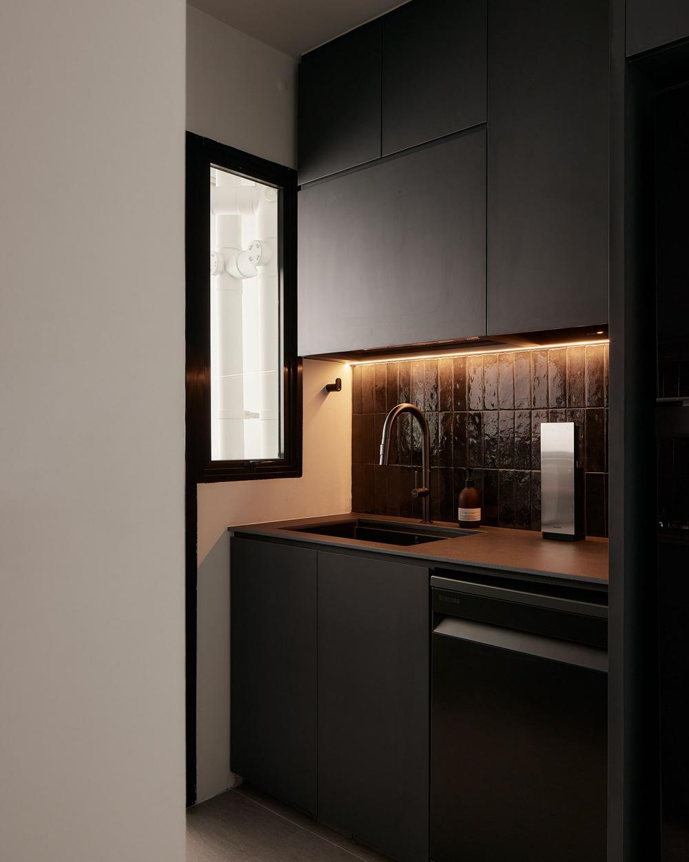 Contemporary Kitchen with Homogeneous Tiles and Granite Floor