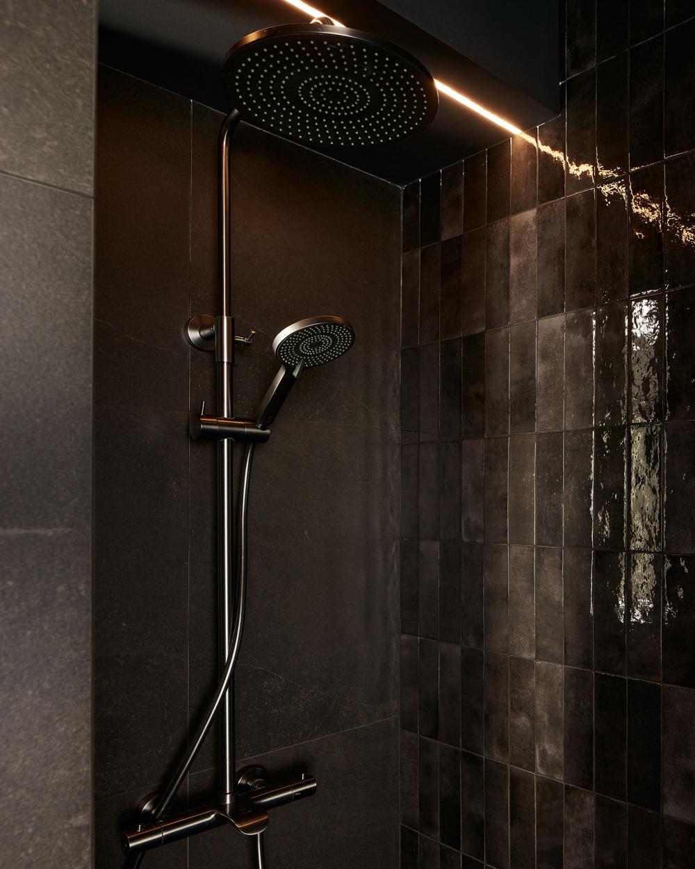 Contemporary Bathroom with Vinyl Flooring and Shower Screen