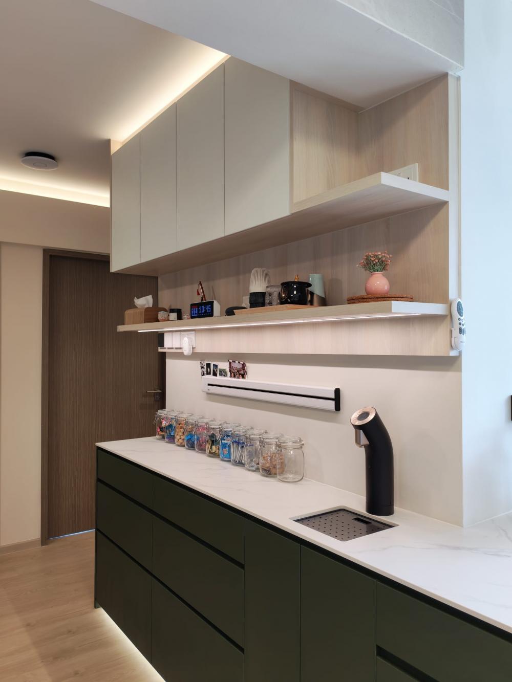 Contemporary Kitchen with Vinyl Flooring and Open Kitchen