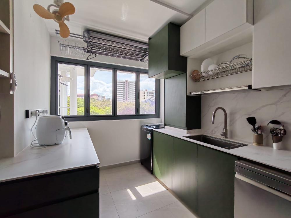 Contemporary Kitchen with Homogeneous Tiles and Kitchen Backsplash
