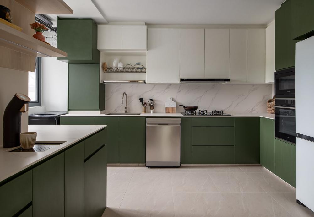 Contemporary Kitchen with Countertop and Homogeneous Tiles