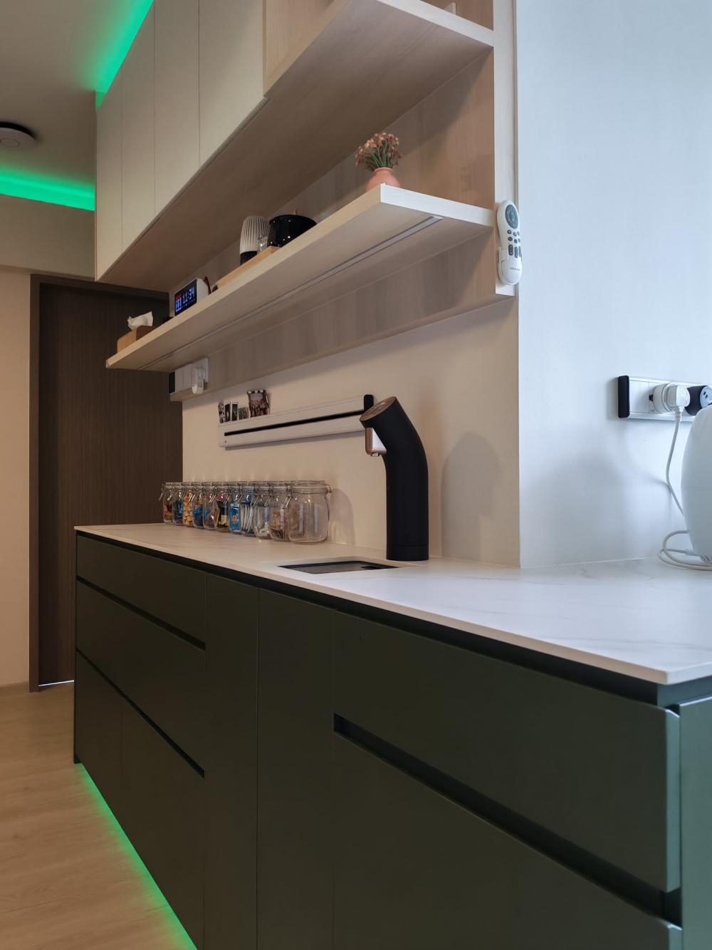 Contemporary Kitchen with Vinyl Flooring and Open Kitchen