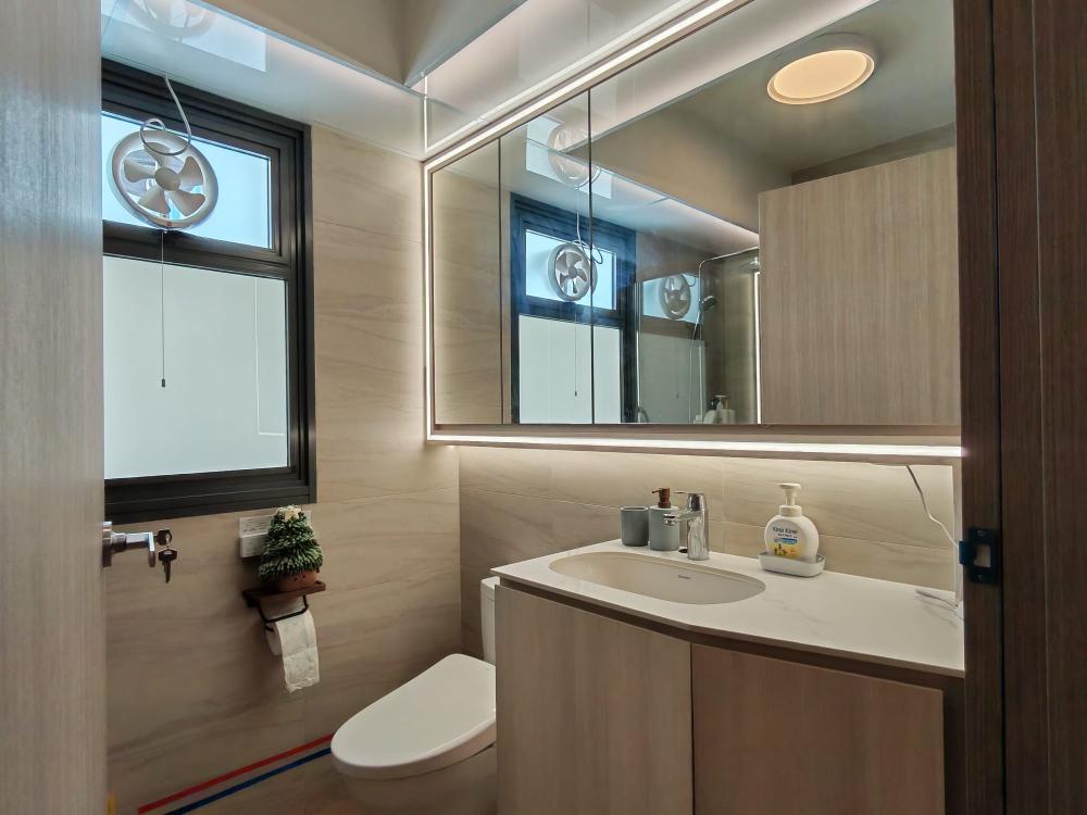 Contemporary Bathroom with Countertop and Homogeneous Tiles