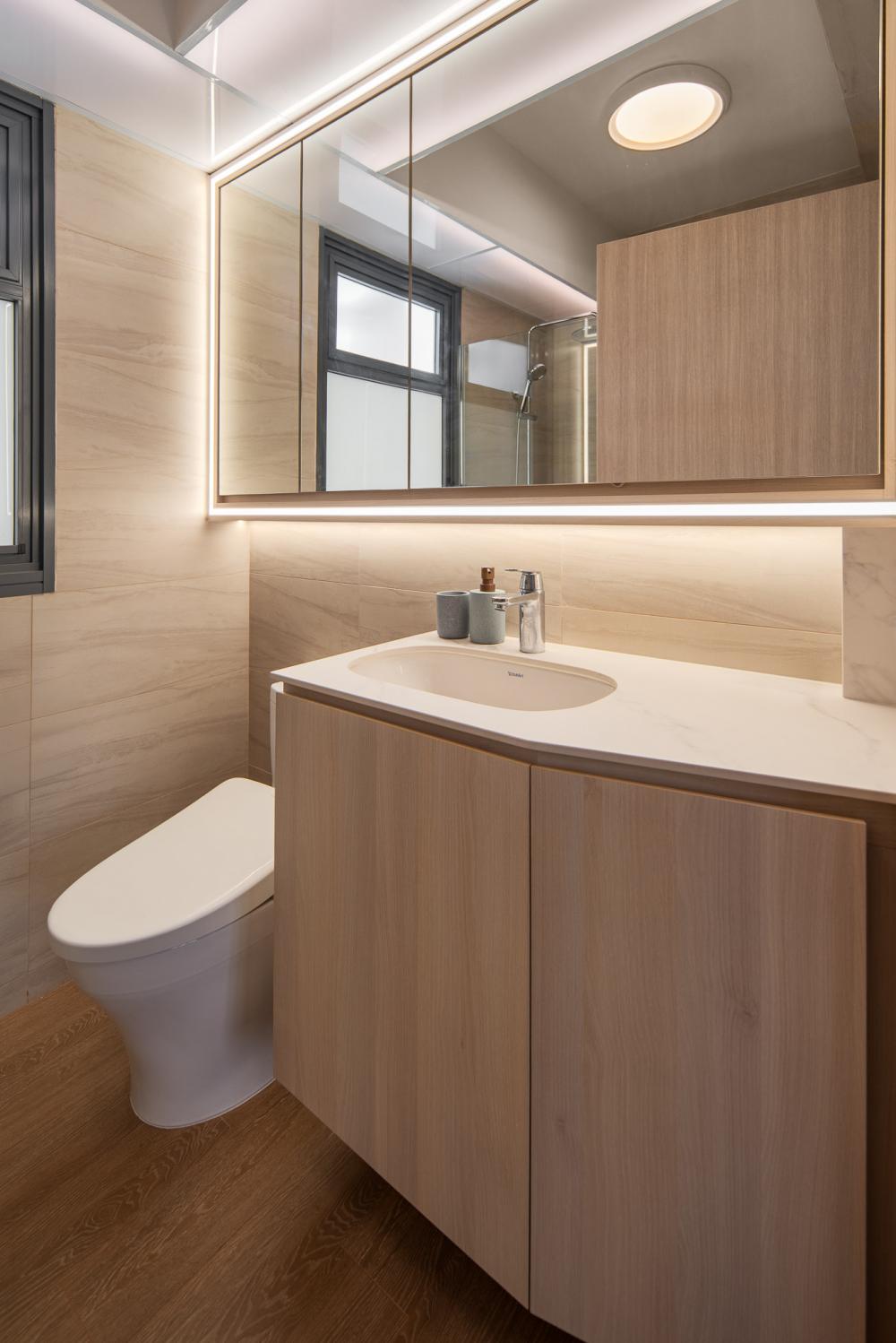 Contemporary Bathroom with Homogeneous Tiles and Mirror