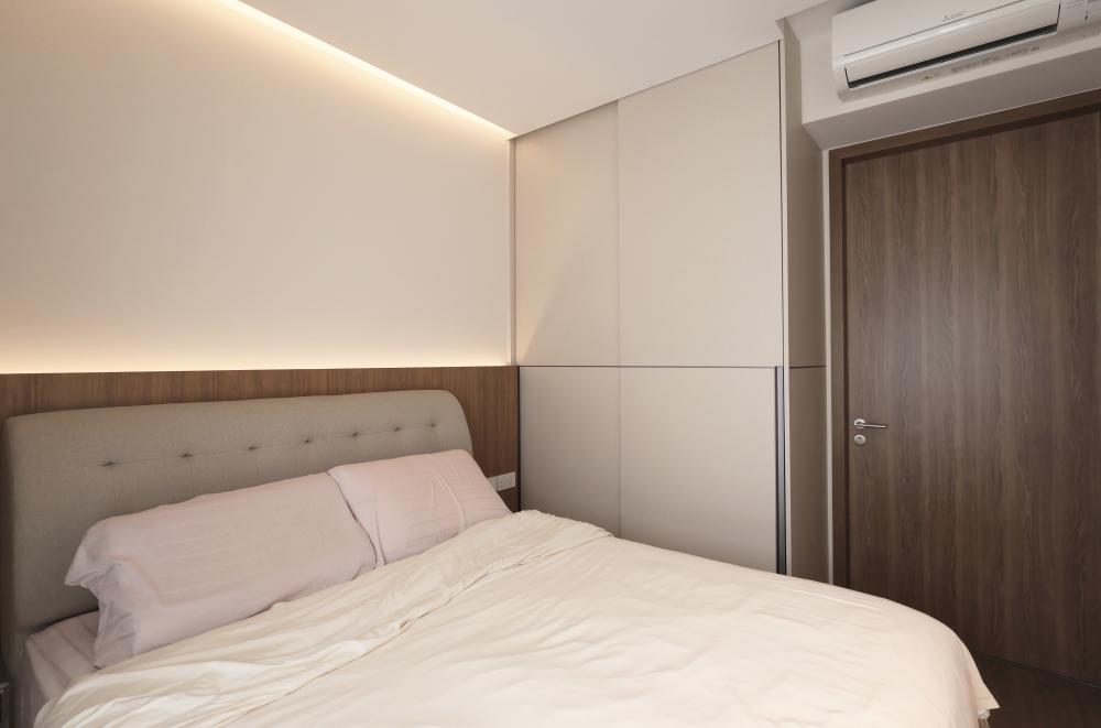 Contemporary Bedroom with Vinyl Flooring and Wardrobe