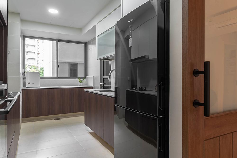 Modern Kitchen with Countertop and Homogeneous Tiles