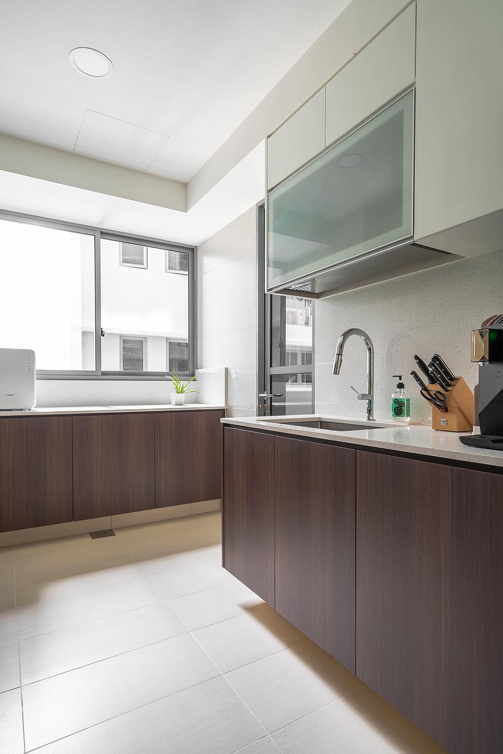 Modern Kitchen with Countertop and Homogeneous Tiles