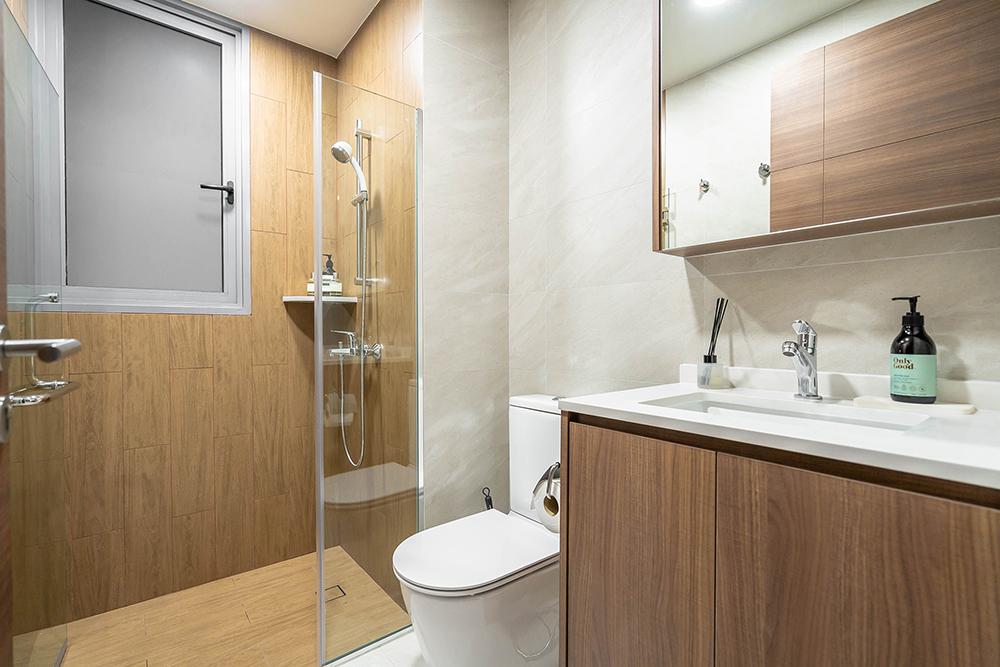 Modern Bathroom with Homogeneous Tiles and Mirror