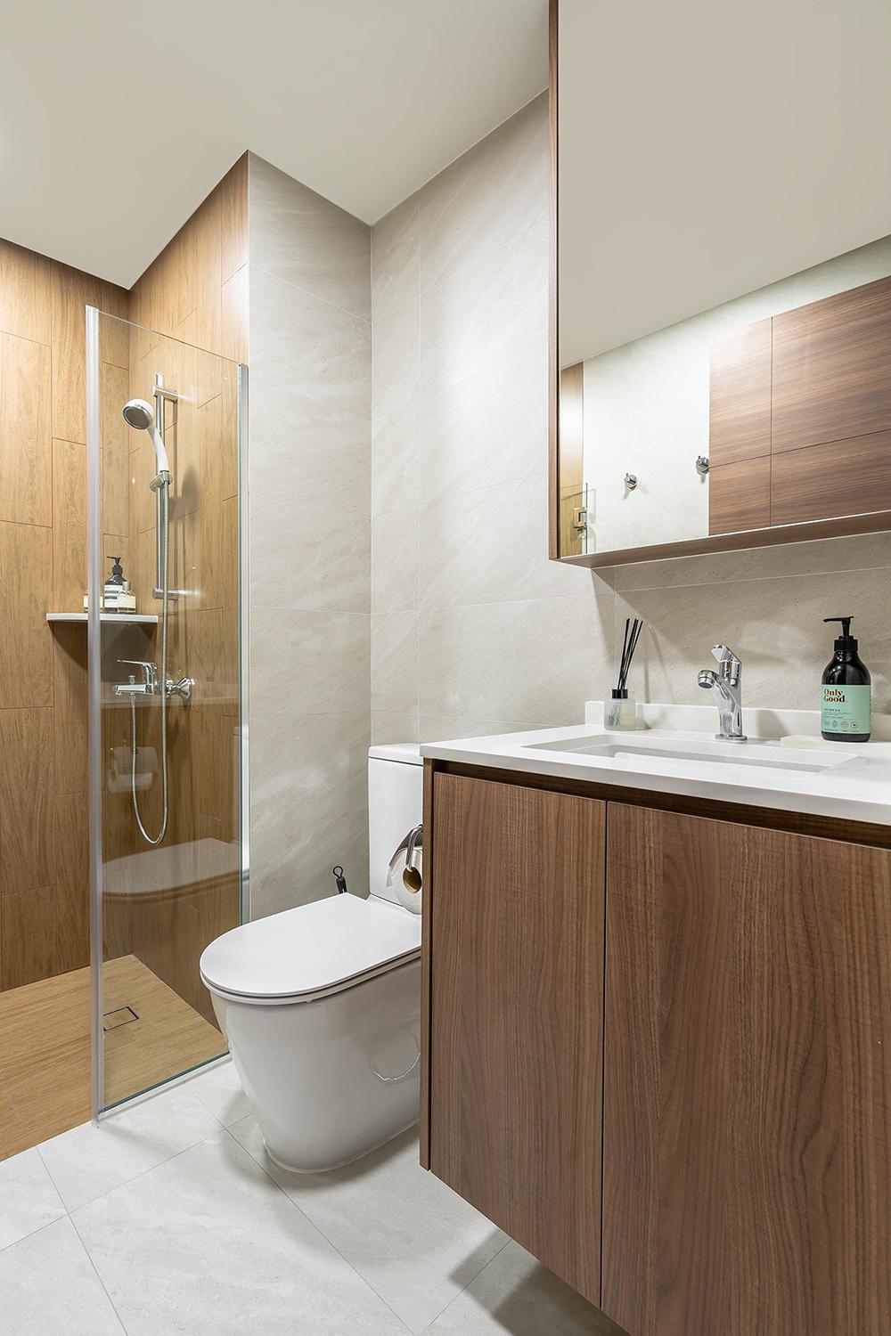 Modern Bathroom with Homogeneous Tiles and Mirror
