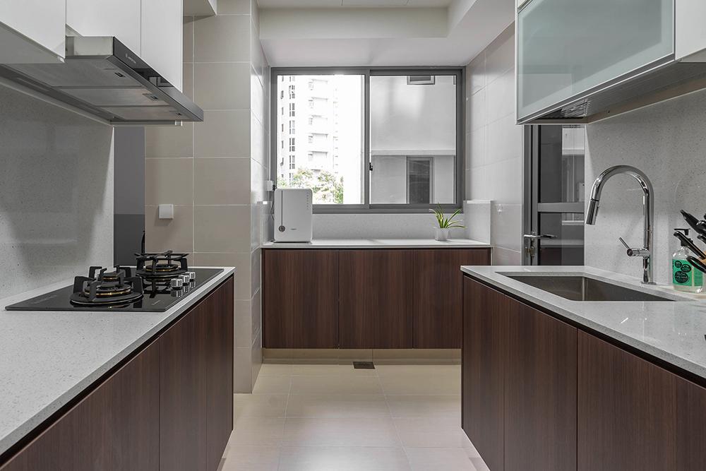 Modern Kitchen with Countertop and Homogeneous Tiles