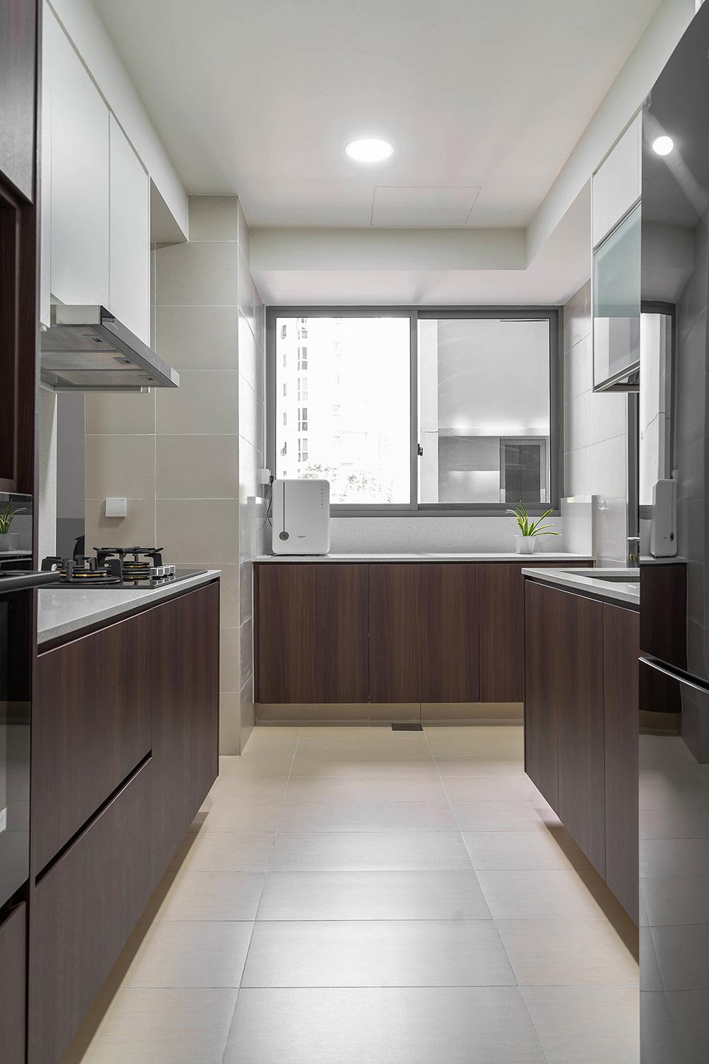 Modern Kitchen with Countertop and Homogeneous Tiles