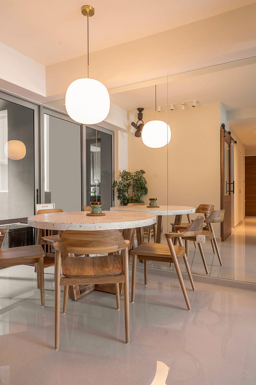 Modern Dining Room with Mirror and Lighting
