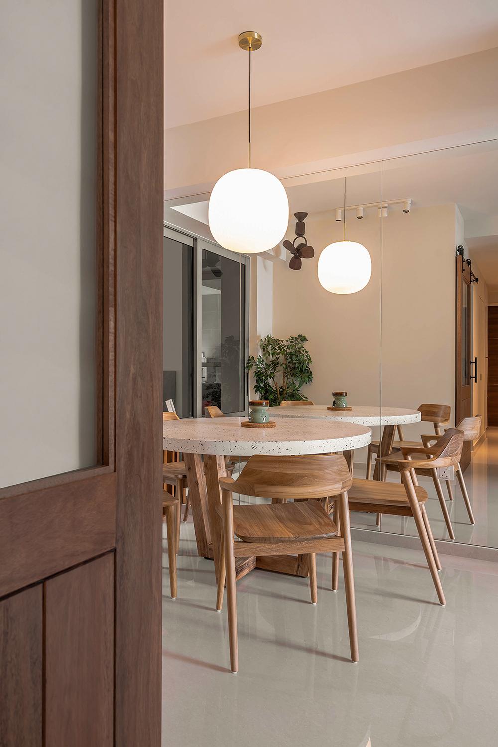 Modern Dining Room with Mirror and Lighting
