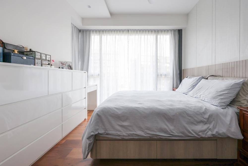 Asian Bedroom with Feature Wall and Built-in Bed