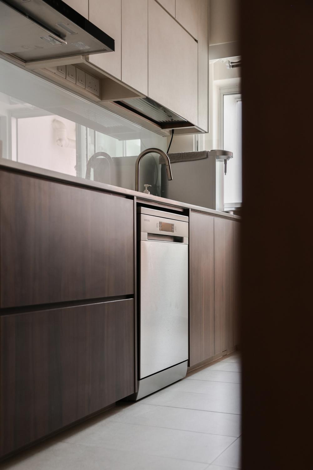 Modern Kitchen with Homogeneous Tiles and Kitchen Backsplash