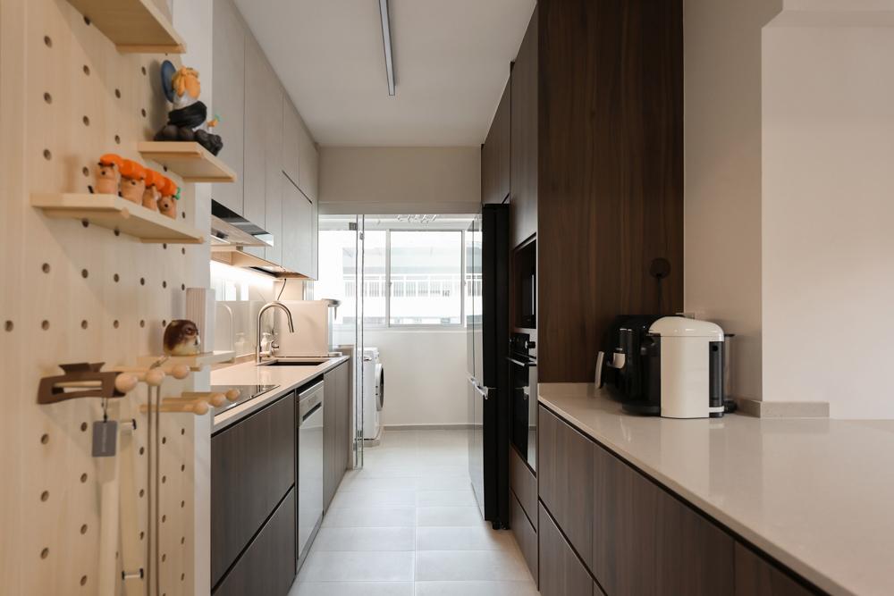Modern Kitchen with Homogeneous Tiles and Open Kitchen