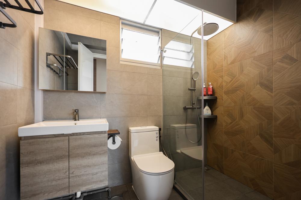 Modern Bathroom with Homogeneous Tiles and Mirror
