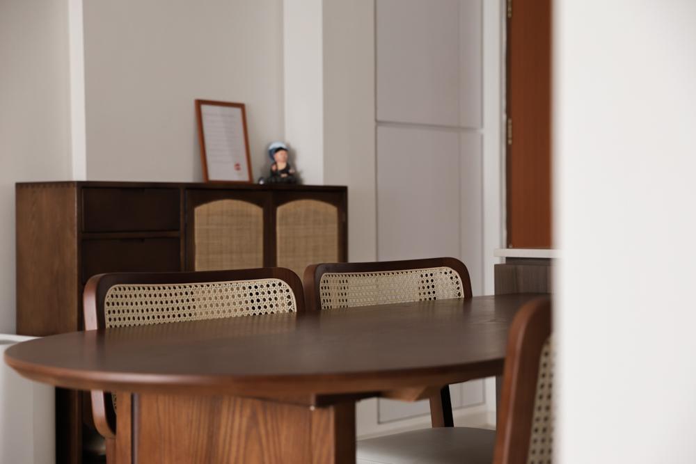 Modern Dining Room with Dining Table and Dining Chairs