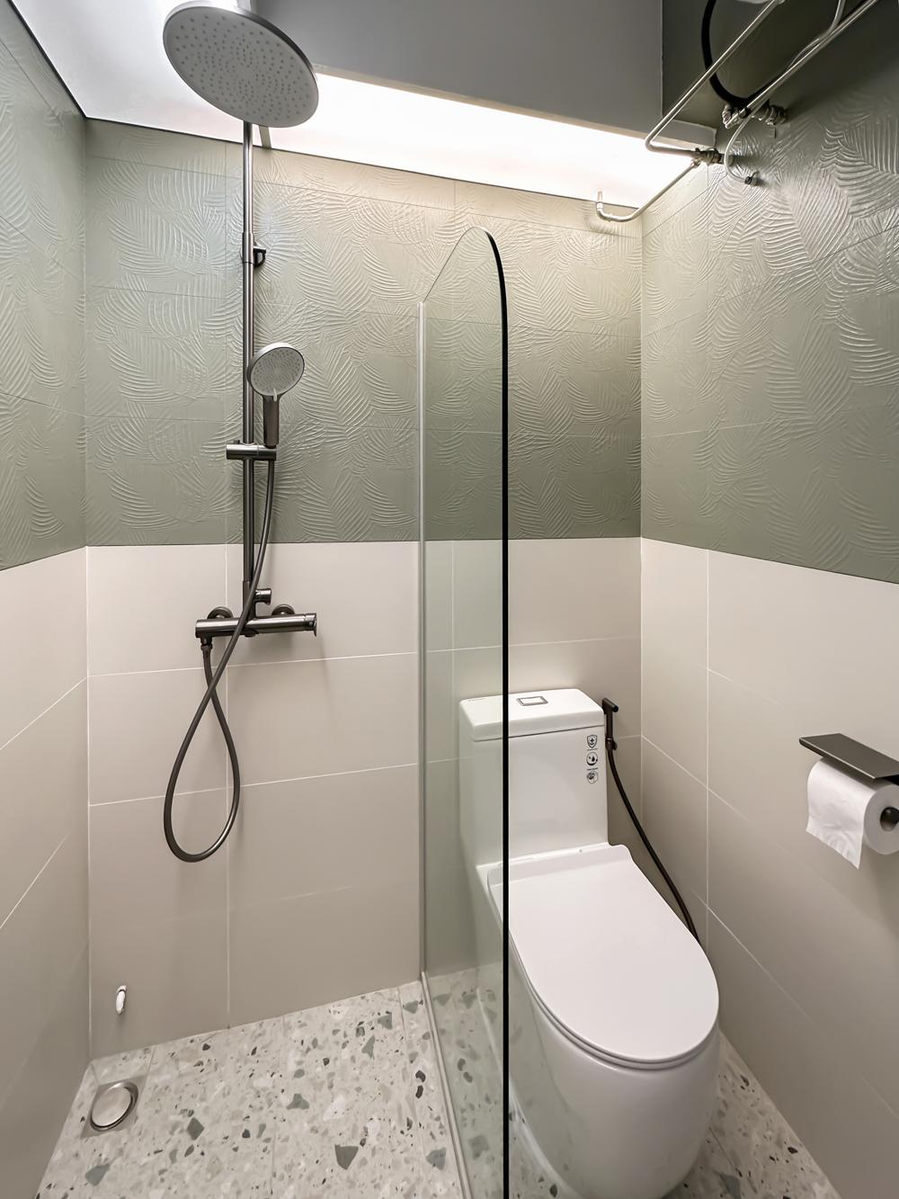 Modern Bathroom with Homogeneous Tiles and Shower Screen