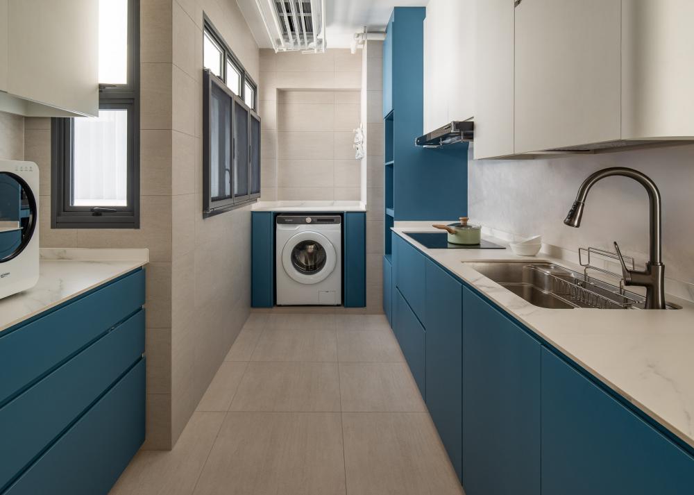 Minimalist Kitchen with Homogeneous Tiles and Open Kitchen