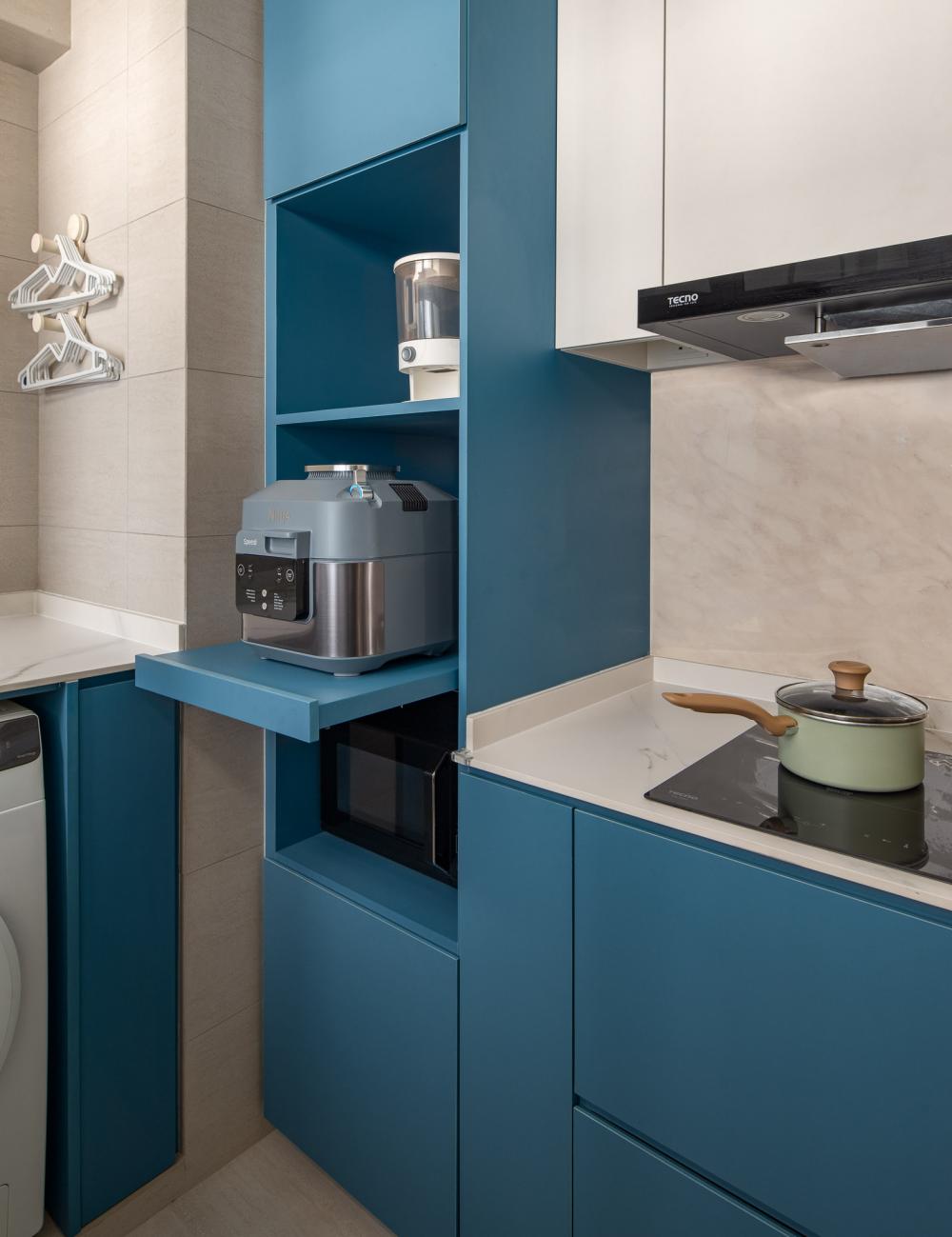 Minimalist Kitchen with Countertop and Homogeneous Tiles