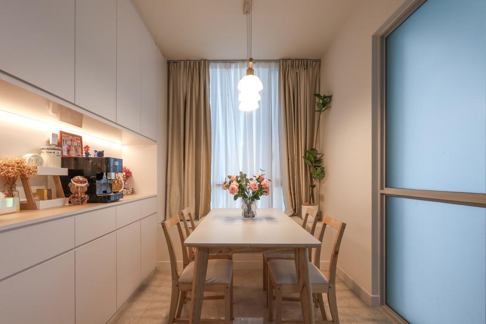 Modern Dining Room with Storage Cabinets and Display Cabinets