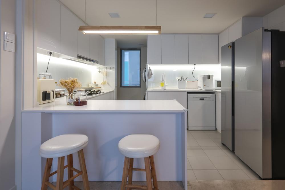 Modern Kitchen with Countertop and Open Kitchen