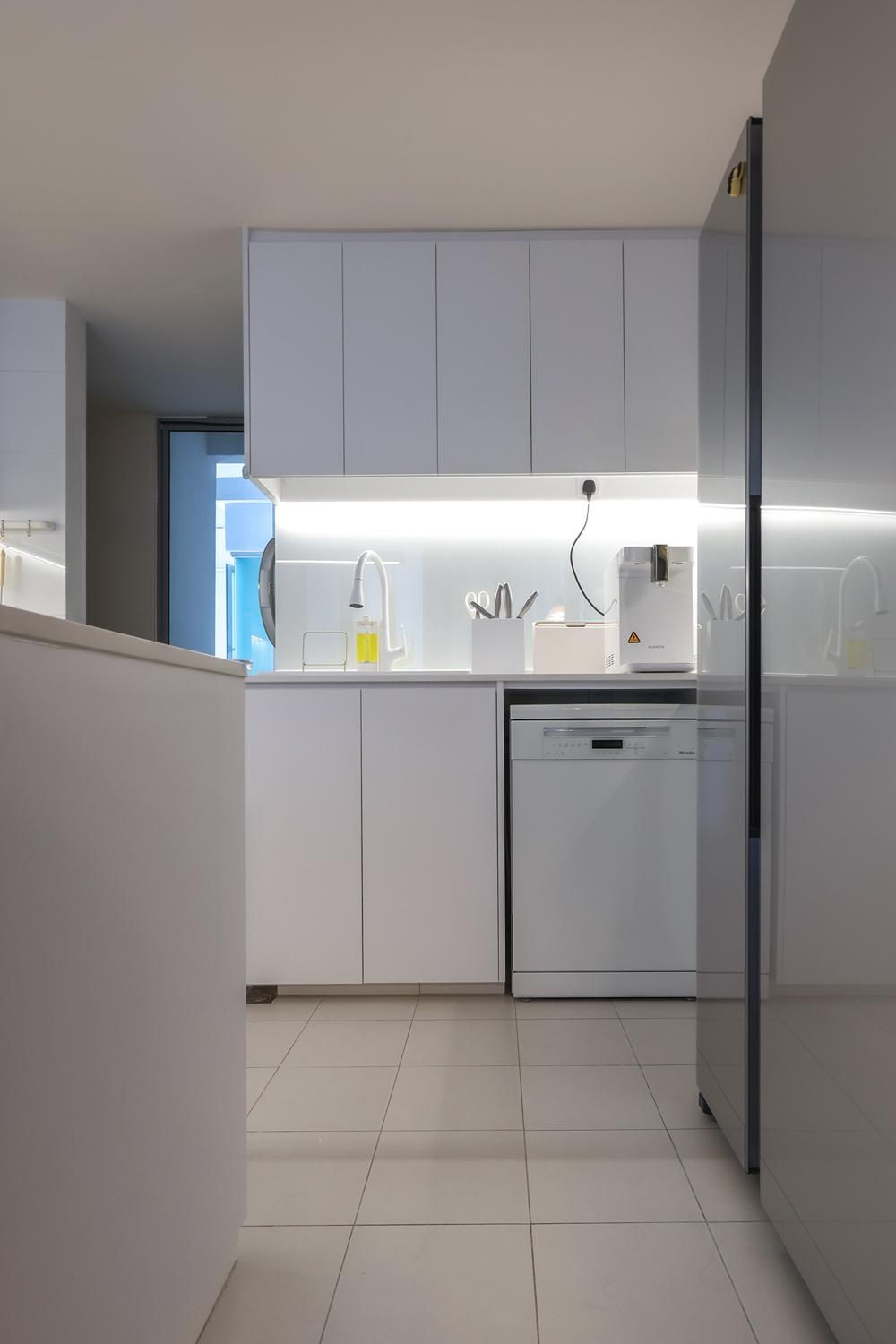 Modern Kitchen with Countertop and Kitchen Backsplash