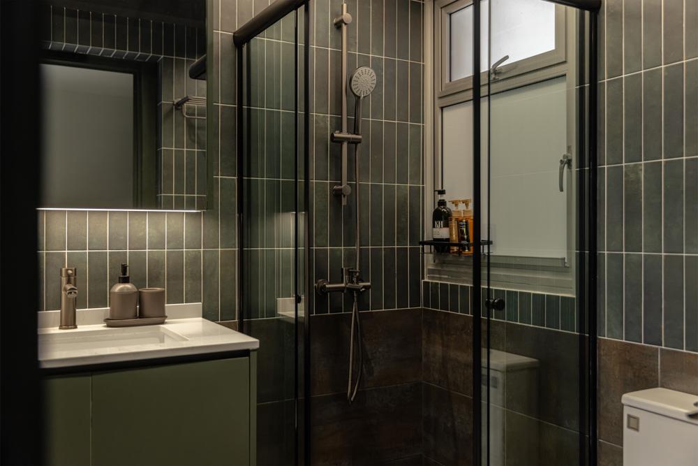 Modern Bathroom with Homogeneous Tiles and Mirror