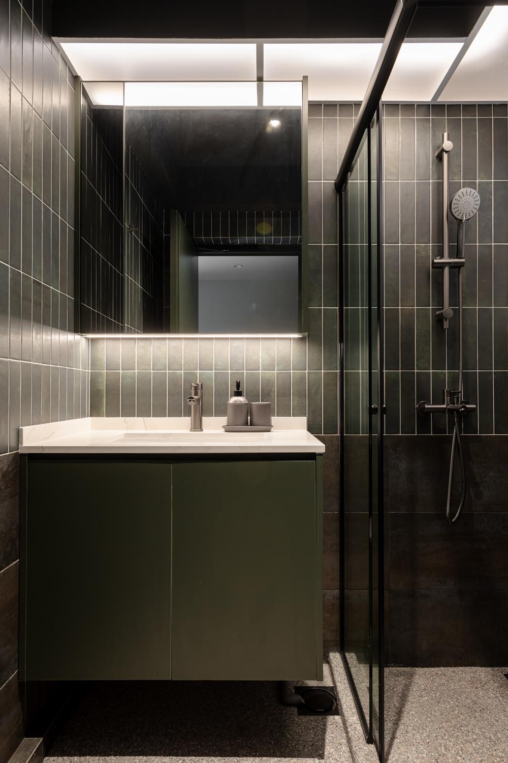 Modern Bathroom with Homogeneous Tiles and Mirror