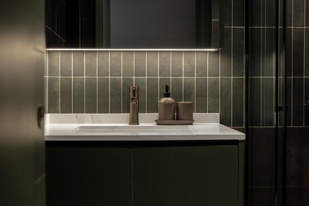 Modern Bathroom with Homogeneous Tiles and Mirror