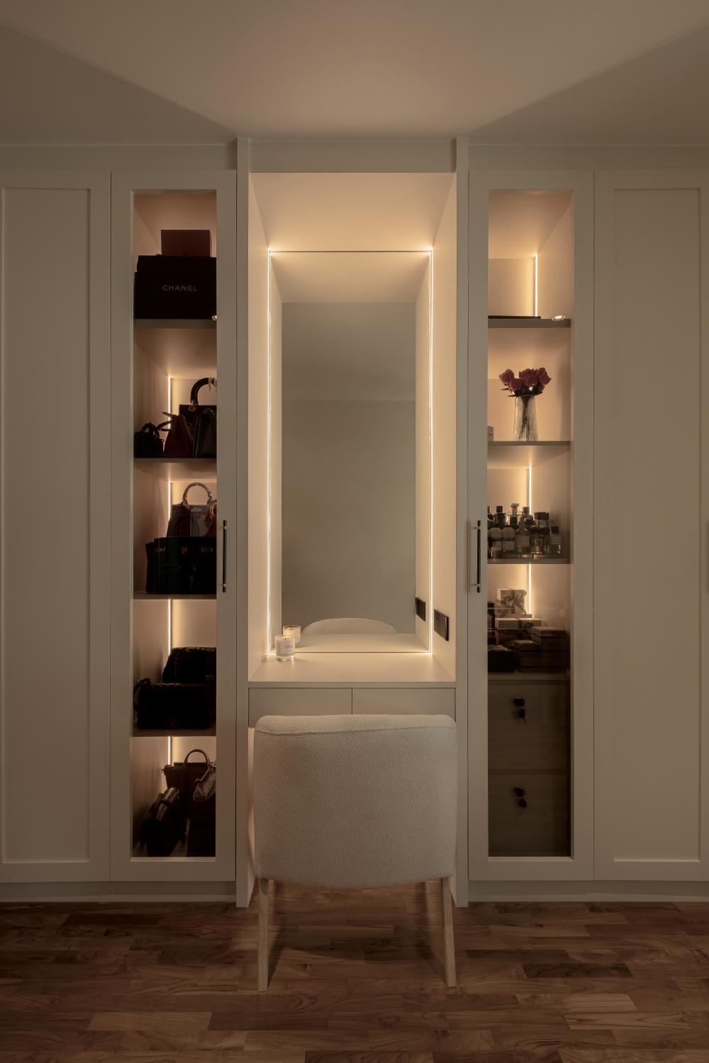 Vintage Walk-in Wardrobe with Mirror and Wardrobe