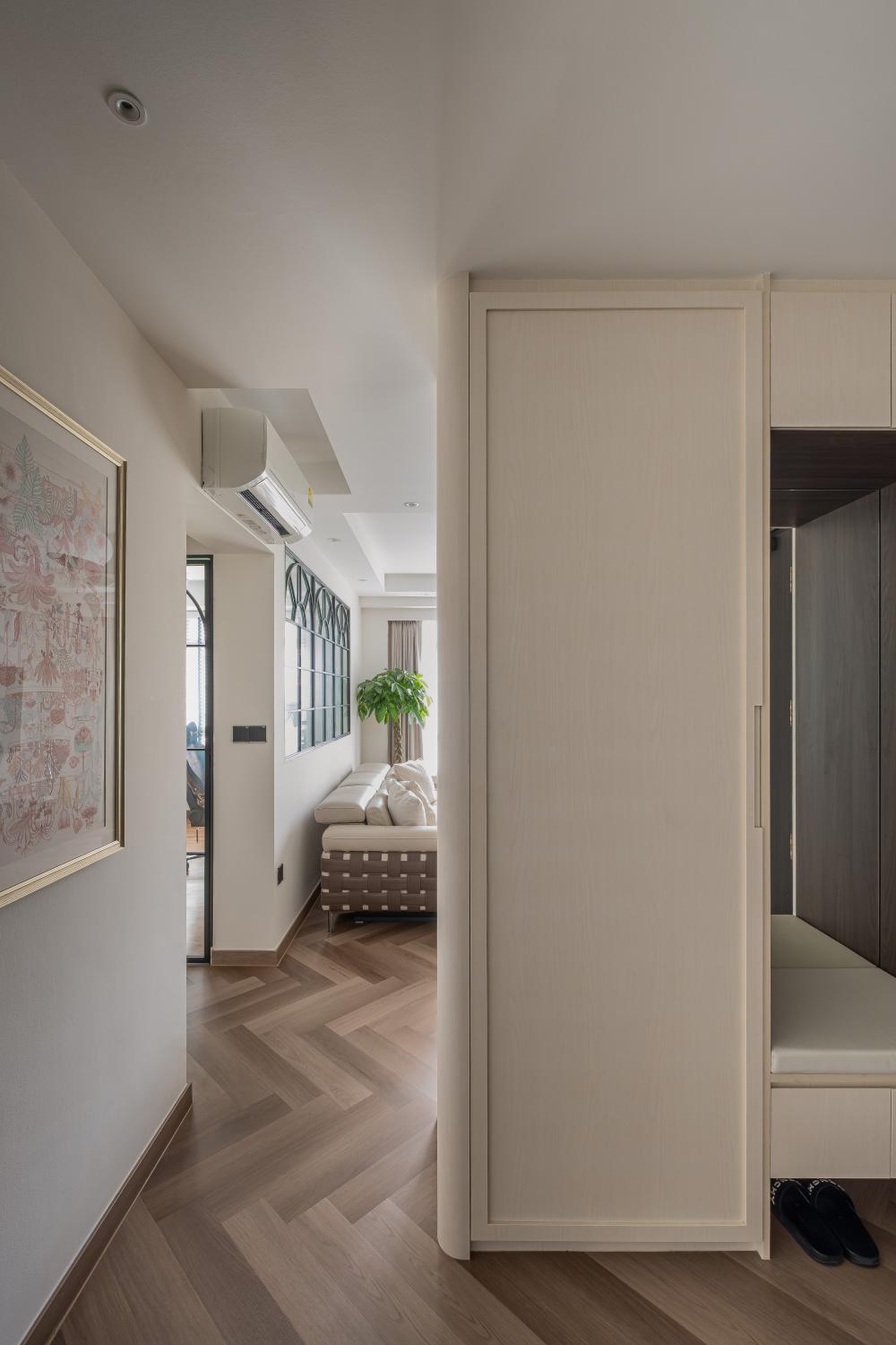 Vintage Entryway with Mirror and Seating Bench