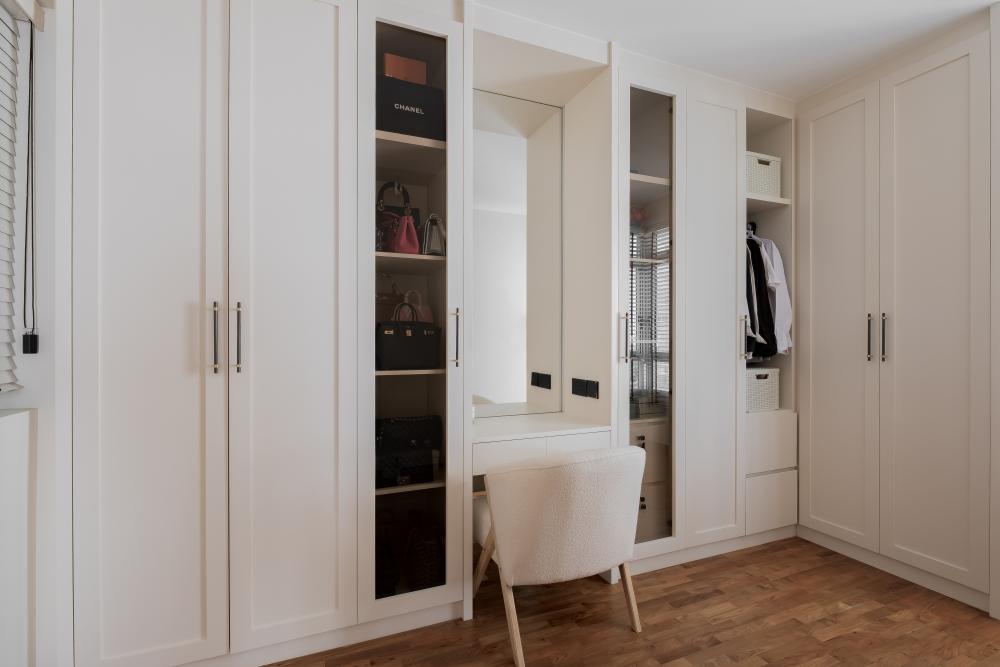 Vintage Walk-in Wardrobe with Mirror and Wardrobe