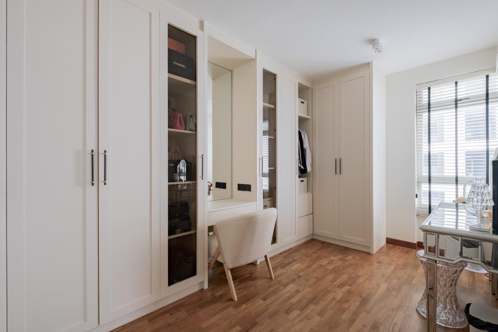 Vintage Walk-in Wardrobe with Mirror and Wardrobe